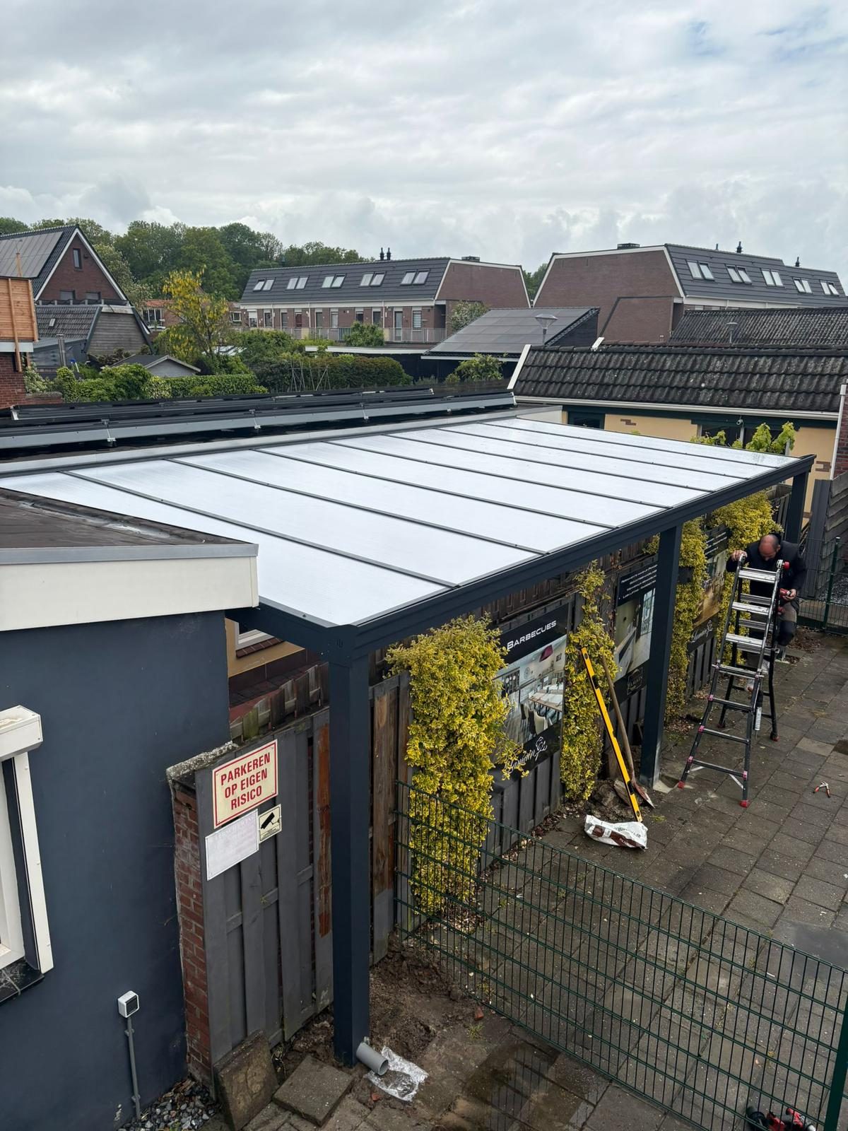 Draufsicht auf eine Überdachung mit opalen Polycarbonatplatten