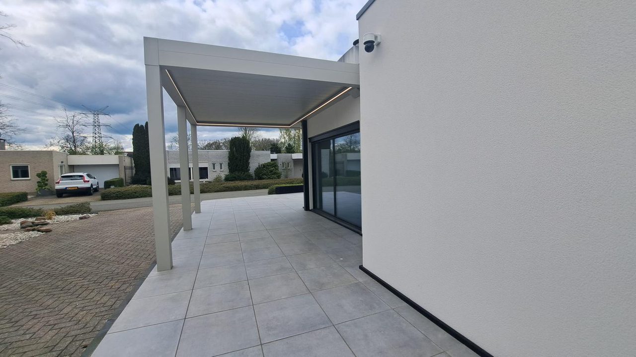 Überdachung mit weißen Aluminiumprofilen an einem modernen weißen Haus