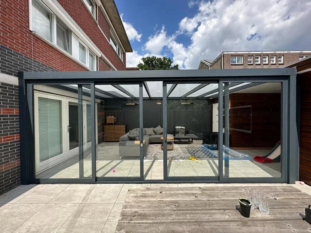 Sommergarten mit Glasschiebewänden auf einer Holzterrasse