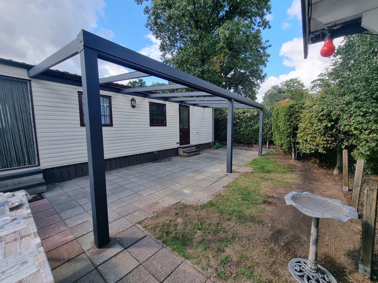 Aluminiumrahmen einer Terrassenüberdachung während der Montage