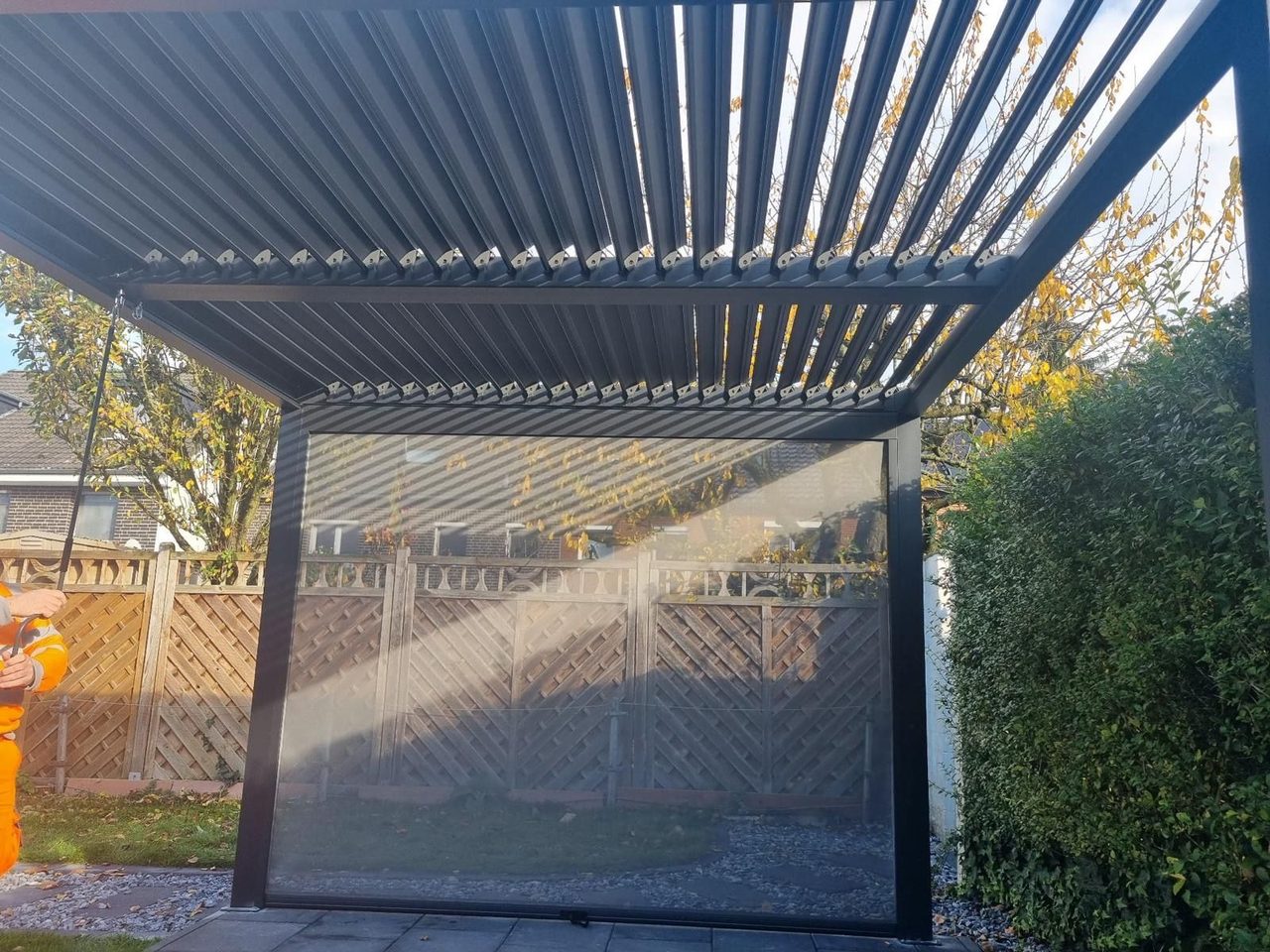 Lamellendach mit heruntergelassener Senkrechtmarkise