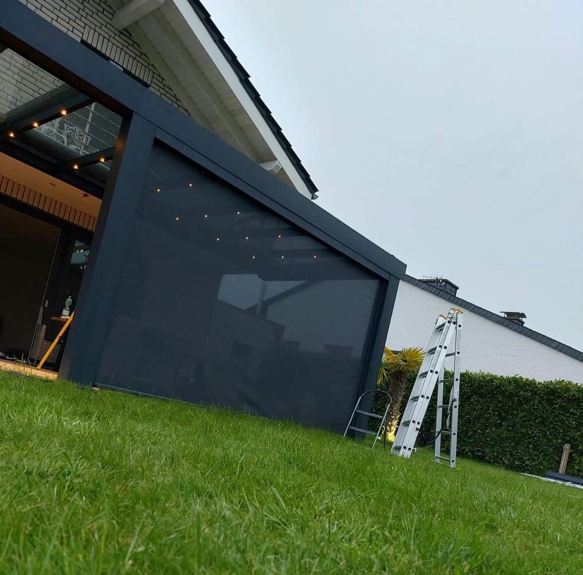 Senkrechtmarkise an einem Sommergarten mit LED-Spots